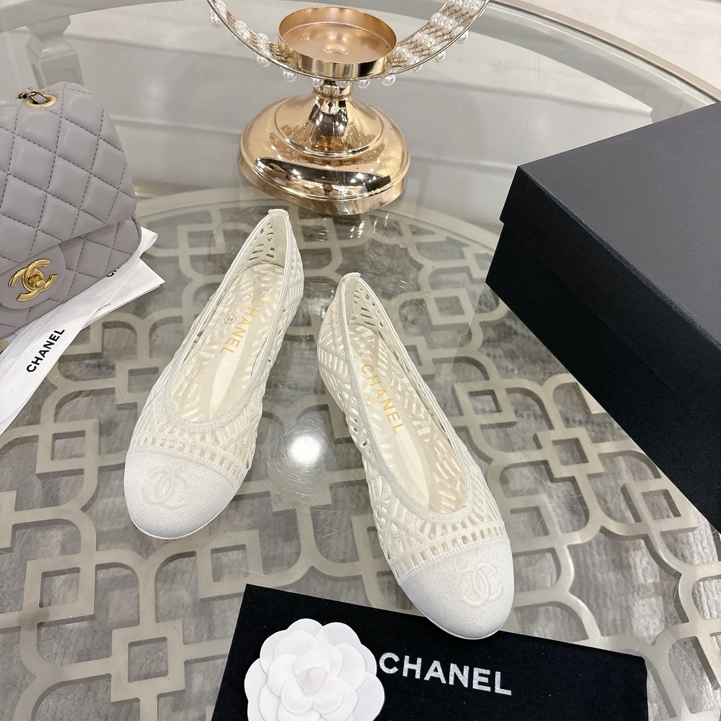👟👟Ex-factory price 520👟👟 Chanel 25SS finally comes out with woven ballet shoes‼ ️ Shoes worthy of their own article, I have to say that they are finally waiting for you! So elegant and chill. Wear it in the summer to enjoy the breeze and walk on the street. Round square toe design. Cute and cute~ The appearance is super online. When you wear it, you will feel like a wealthy daughter. I thought it was good-looking. Only when I put it on my feet do I know how easy it is to wear~ Upper: Exclusive custom-made mesh (comfortable and breathable) Foot pad: Sheepskin Outsole: Genuine leather sole imported from Italy Size: 35-39 (customized at 40.41.42)